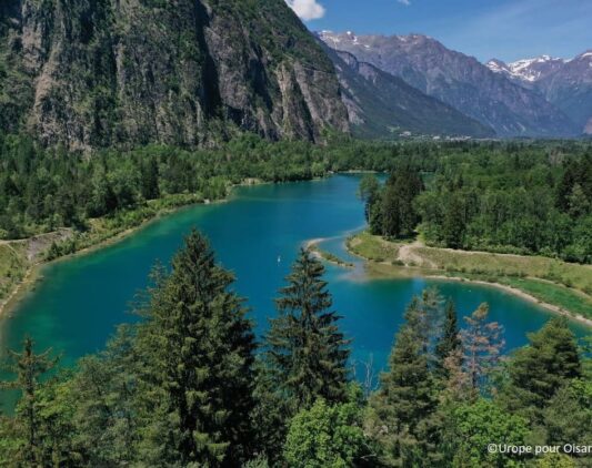 Photo d'un lac entouré d'une forêt à l'Alpe d'Huez