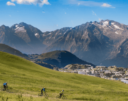 Un groupe de VTT à l'Alpe d'Huez