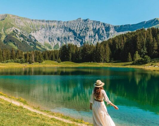 Une promeneuse au lac javen à Megève