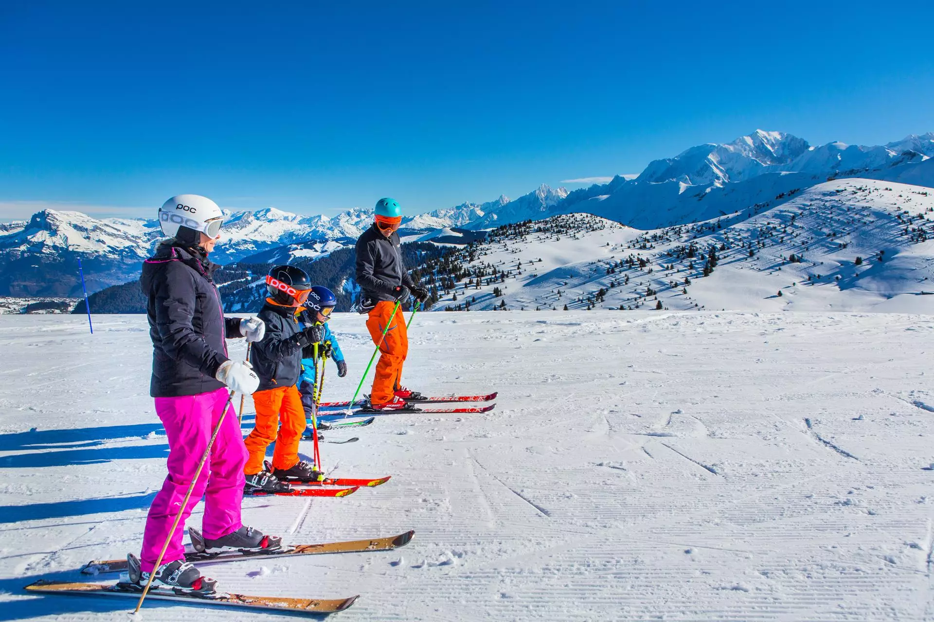 famille qui fait du ski à praz sur arly